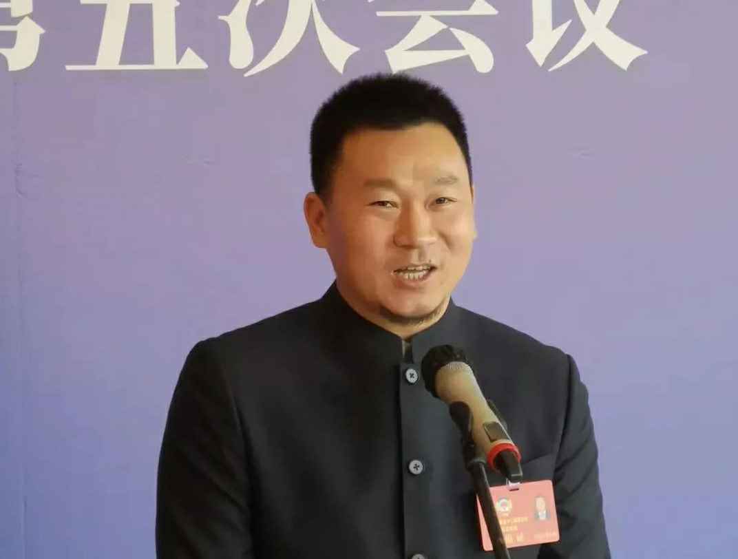 为进一步展示市政协团结、民主、开放、自信的形象，向市民和网友展示政协委员的履职风采，中山市政协十二届五次会议在2月4日上午开幕前开设“委员通道”，市政协委员、JN江南·(中国区)体育官方网站-JN SPORTS公司总经理陈朝阳走进“委员通道”，回应社会关切的问题。他就如何做好城市应急管理规划的问题进行发言，并回答记者提问。.jpg